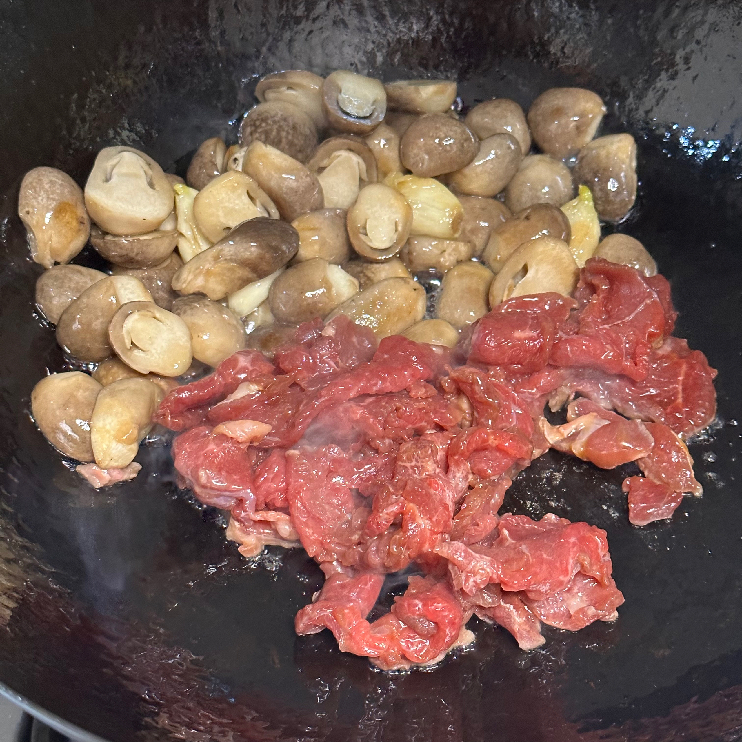 超下饭草菇炒牛肉的做法 步骤6