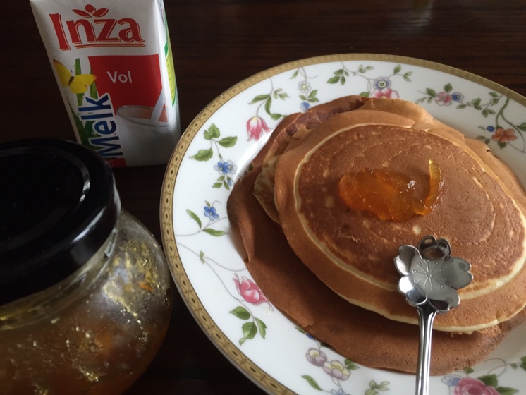 【酸奶松饼yogurt pancake】，搭上黑莓果酱和枫糖的美味。