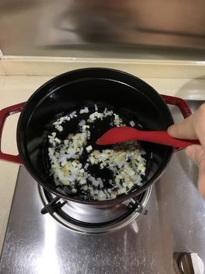 珐琅锅番茄海鲜什锦锅的做法 步骤2