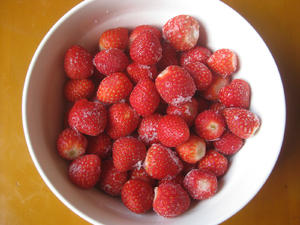 有糖浓郁草莓果泥的做法 步骤2