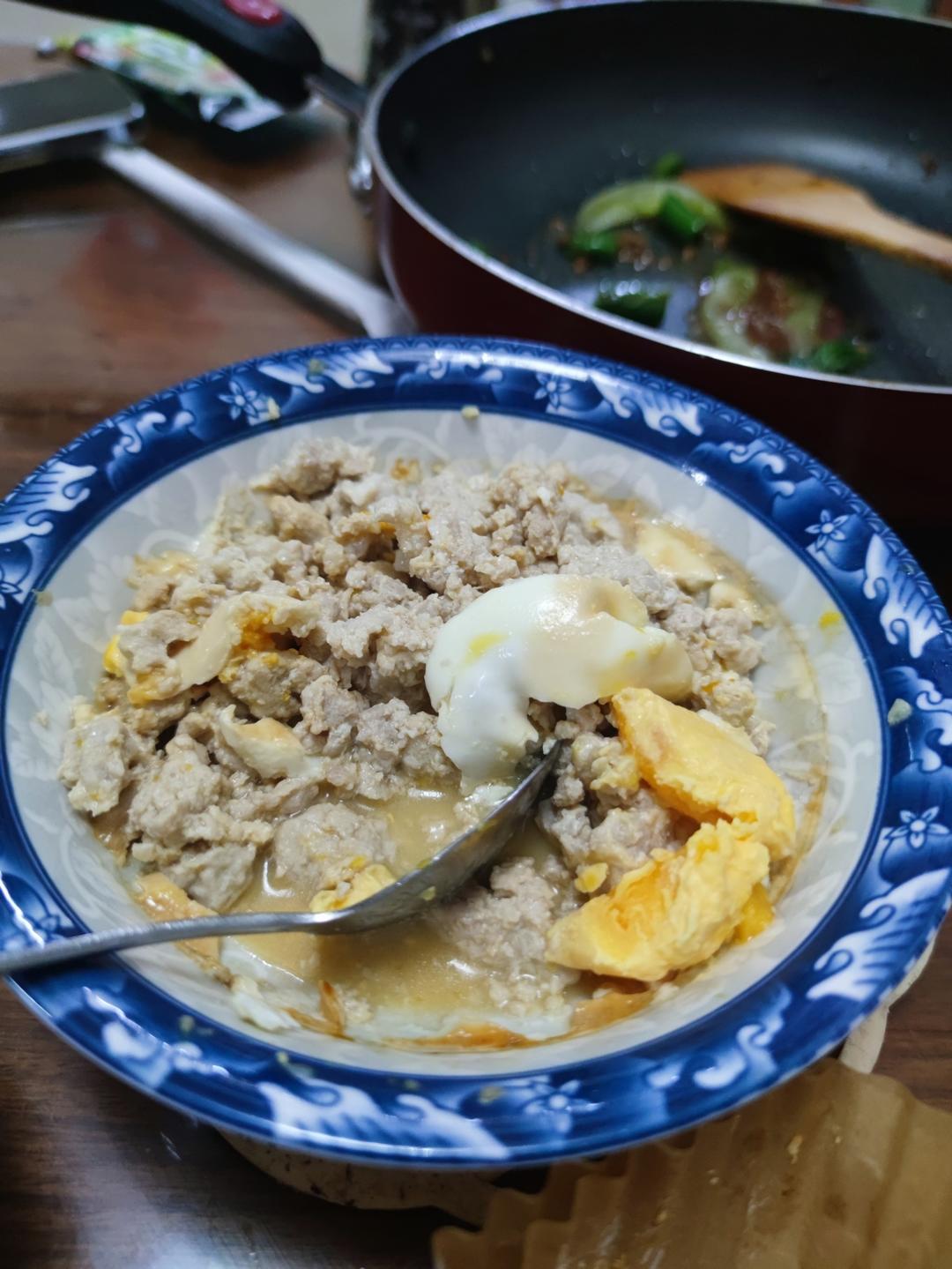 一人份肉饼蒸蛋

来自微博“管家的日子”的方子
肉糜加料酒蛋清搅打十分钟，加姜汁、葱花、盐、糖、胡椒粉继续打一分钟。放滚水锅蒸五分钟，把鸡蛋敲肉饼上继续蒸三分钟就好，淋上生抽即可。如是咸蛋，肉糜蒸三分钟后放咸蛋，继续蒸五分钟