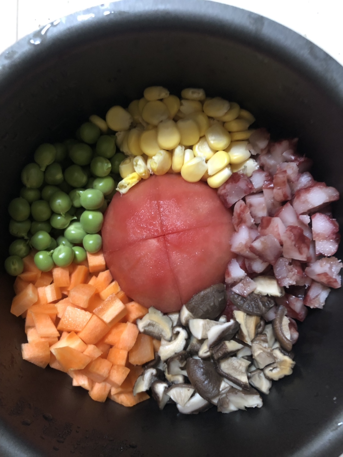 腊肉西红柿青豆饭的做法 步骤2