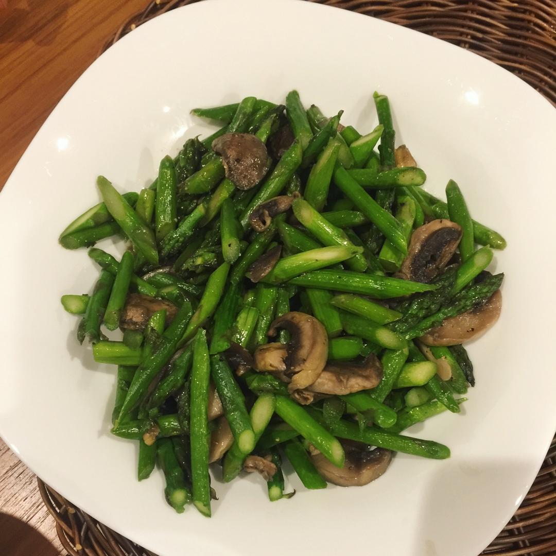 芦笋炒蘑菇
