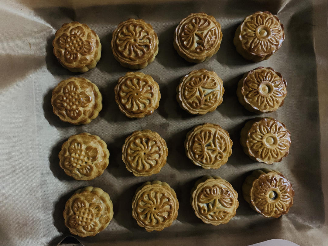 广式月饼——蛋黄莲蓉月饼