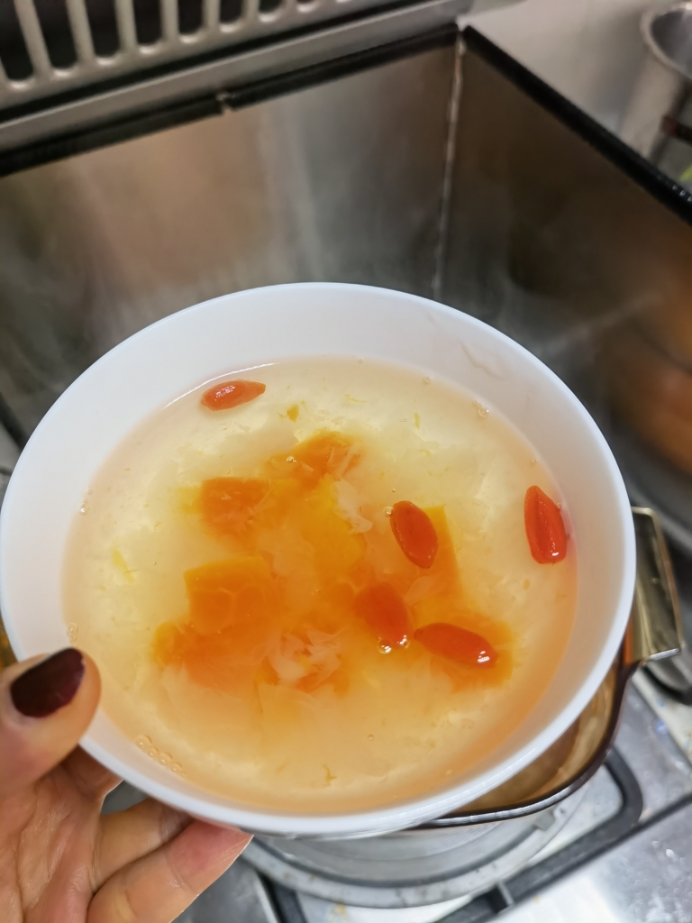 银耳木瓜枸杞汤的做法