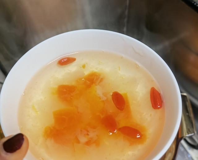 银耳木瓜枸杞汤的做法