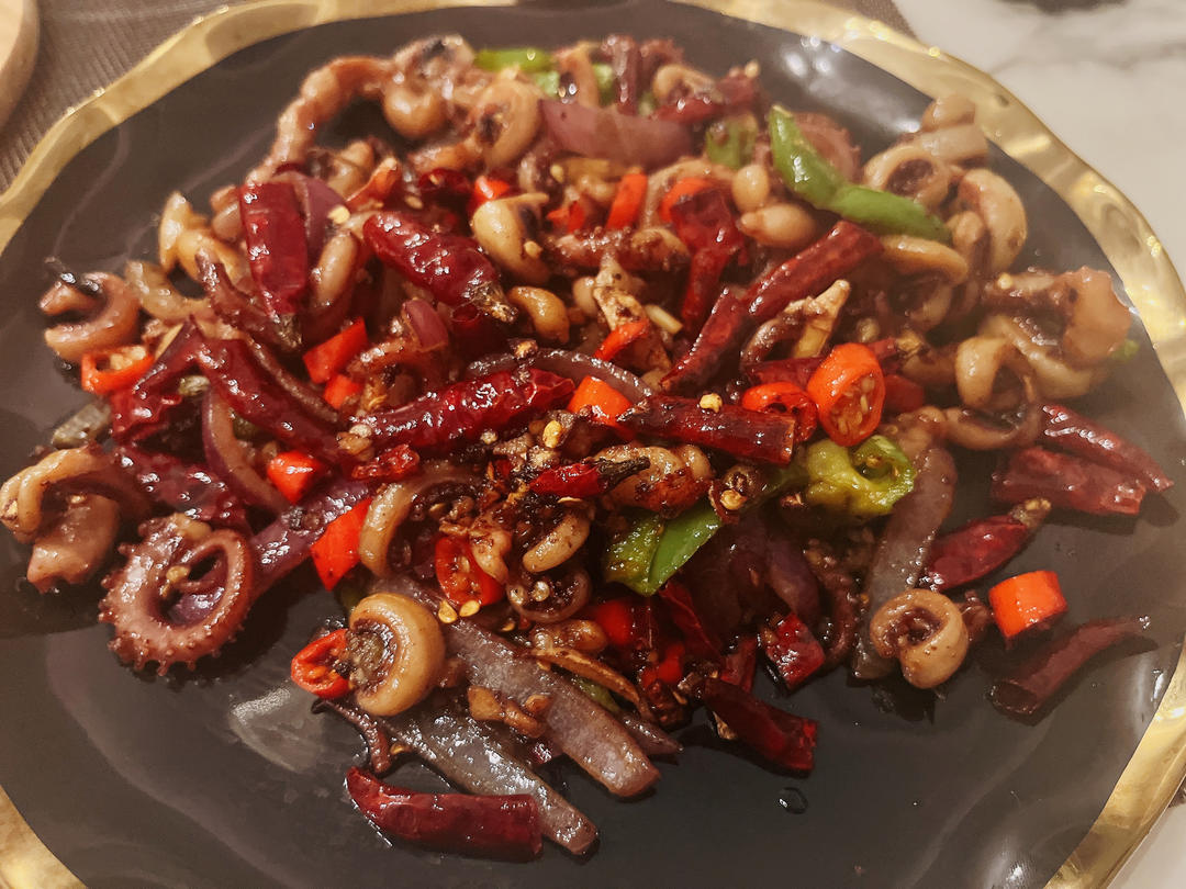 爆炒鱿鱼须，加上这一步，可以与铁板鱿鱼媲美