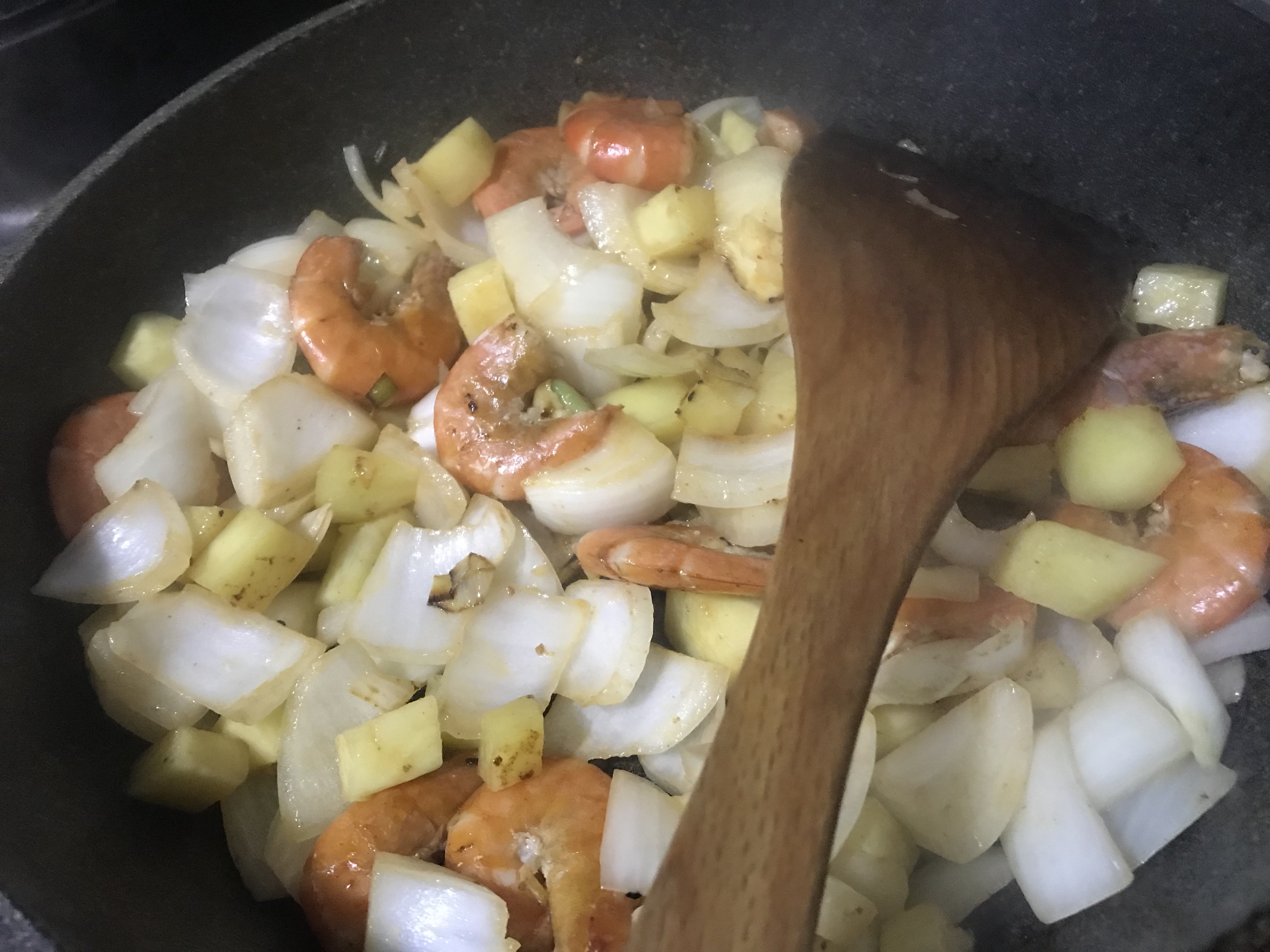 拯救冰箱之咖喱洋葱土豆虾的做法 步骤4