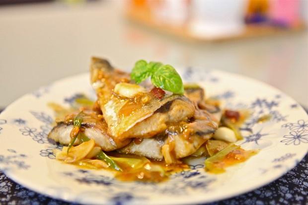 潮州酸梅黄豆酱煮鲭鱼的做法