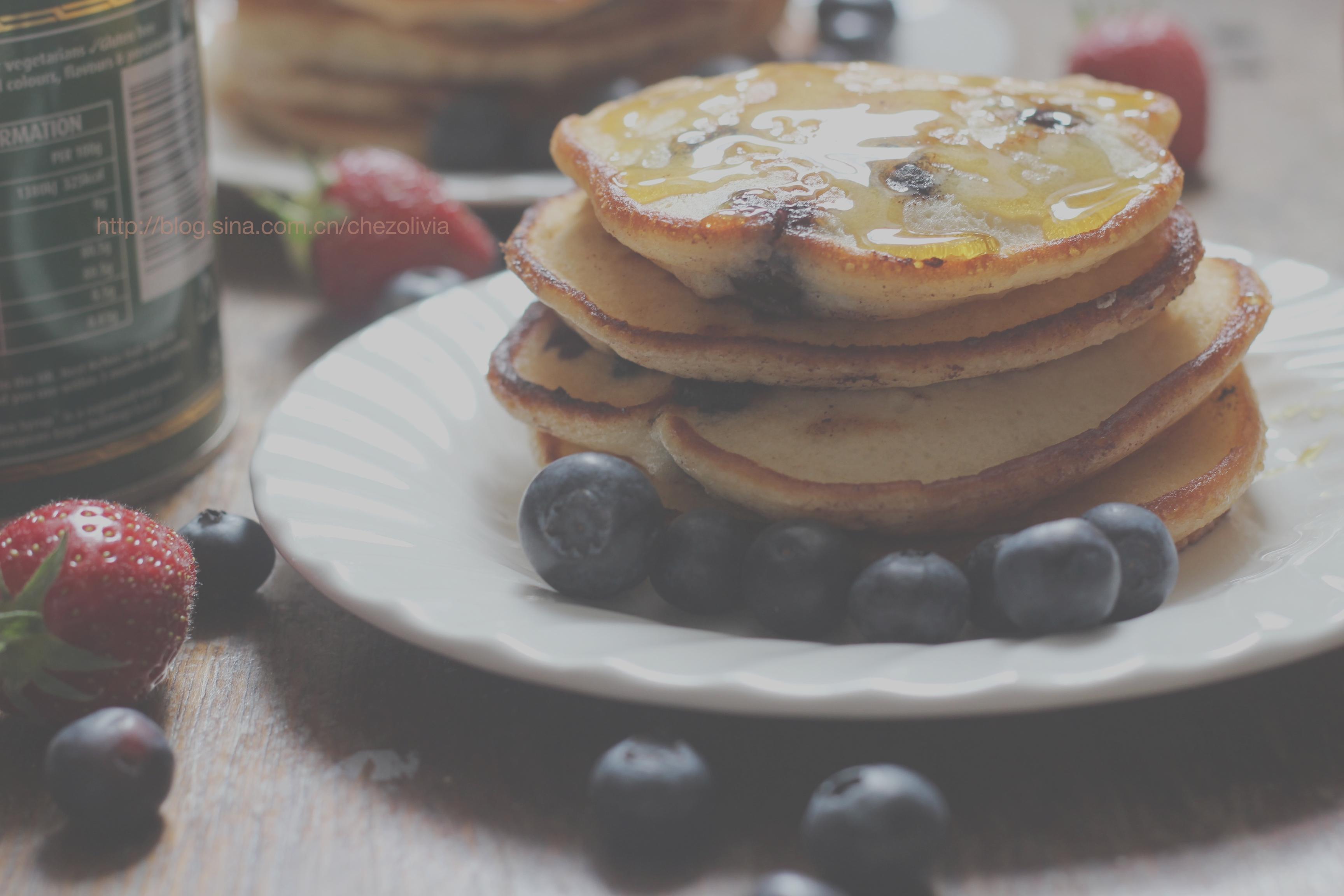 Fresh blueberry pancakes／蓝莓小煎饼的做法
