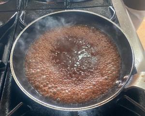 香烤黑松露鸡肉卷佐红酒汁和油煮小洋葱的做法 步骤12
