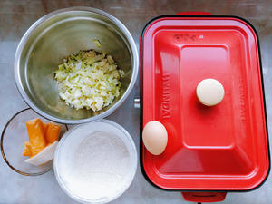 卷心菜蟹柳丸子，十分钟做一盘，不用手挤成型，孩子也能做的做法 步骤1
