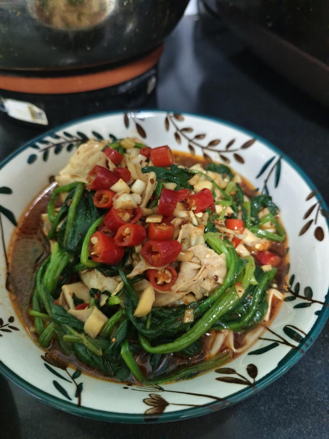 解馋减脂餐！酸辣开胃又下饭的菠菜拌金针菇