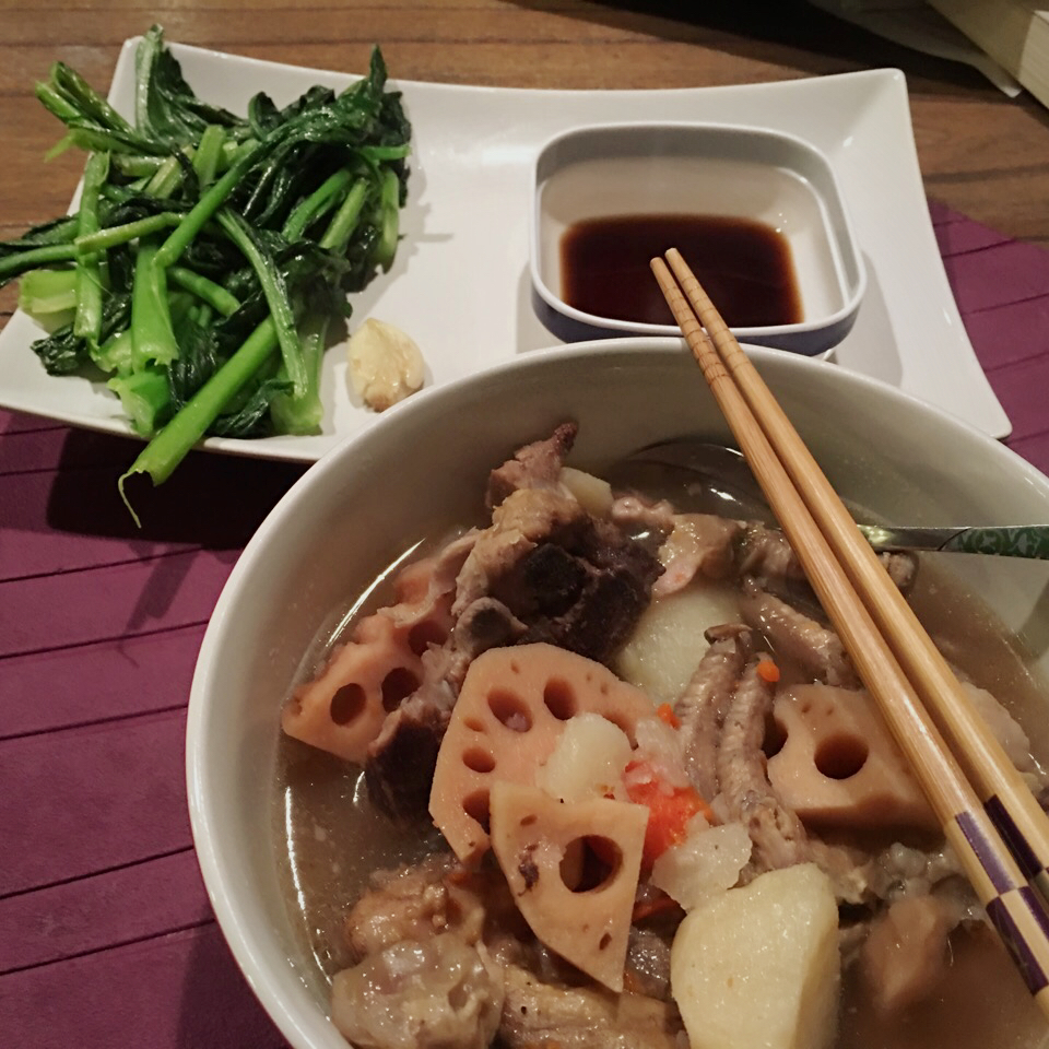 排骨鸡脚莲藕汤