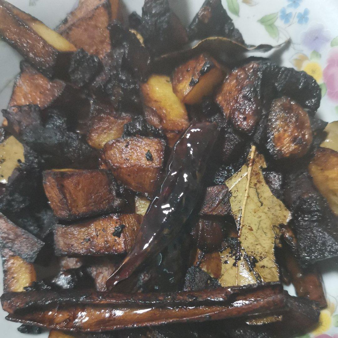 五花肉炖土豆