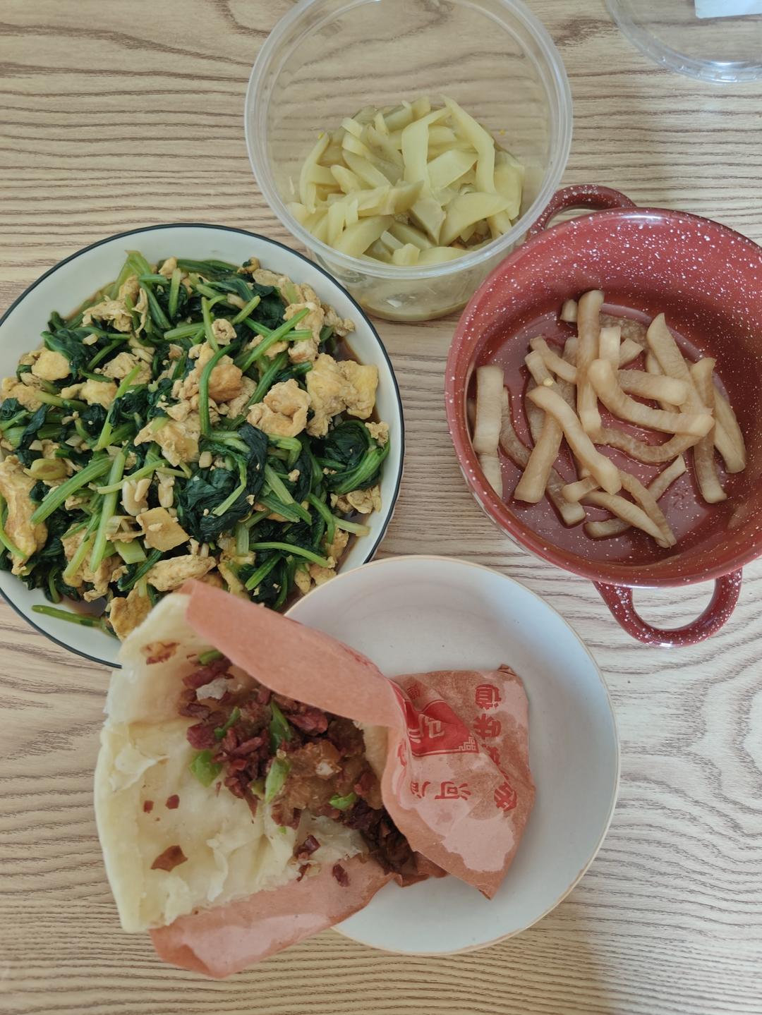 红根菠菜炒鸡蛋