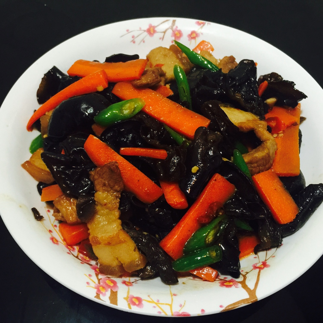 木耳胡萝卜炒肉片