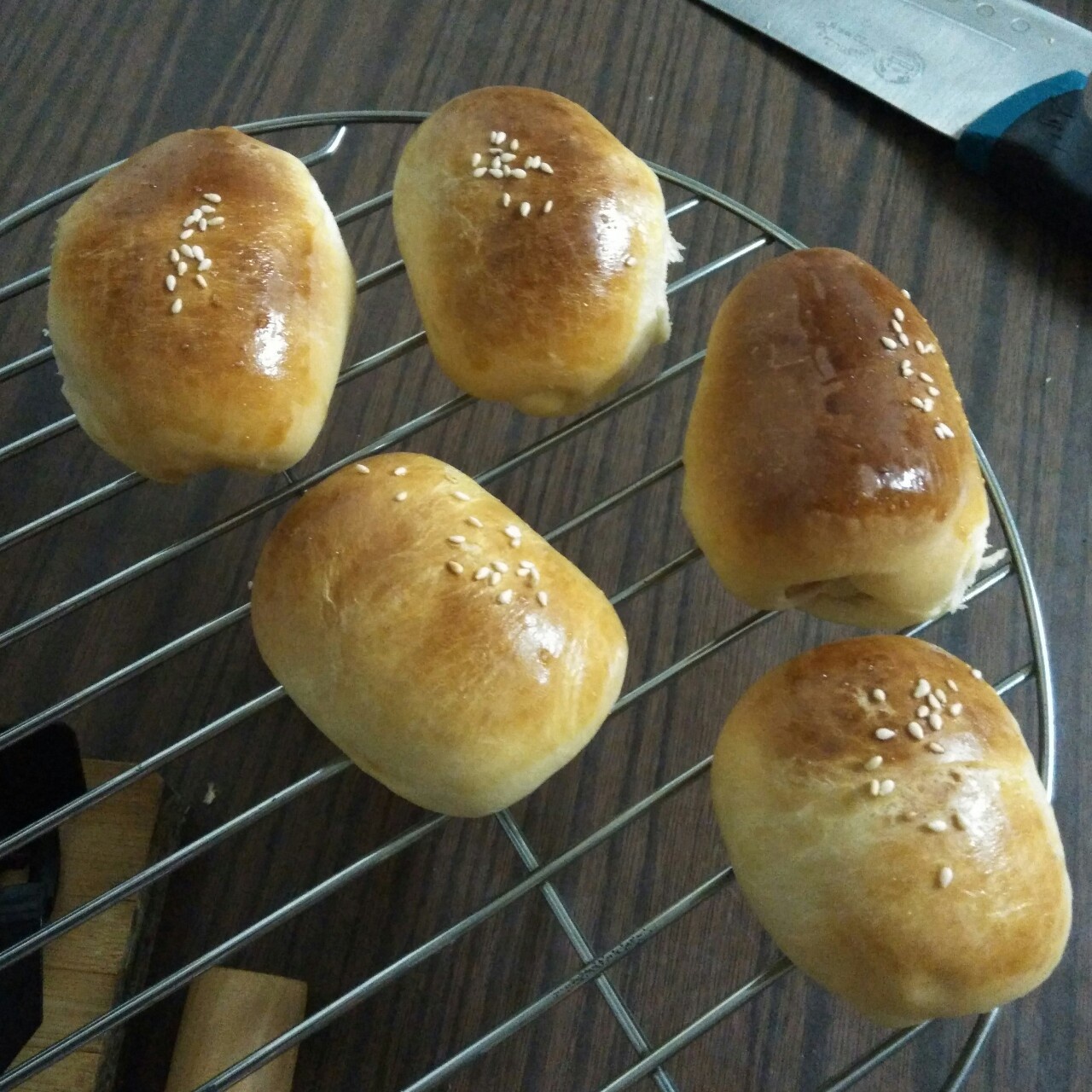 春游方便携带的脆皮肠小面包