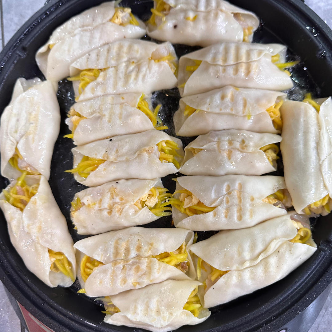 南瓜虾仁锅贴的做法