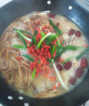 黄花菜鱼头汤的做法 步骤4