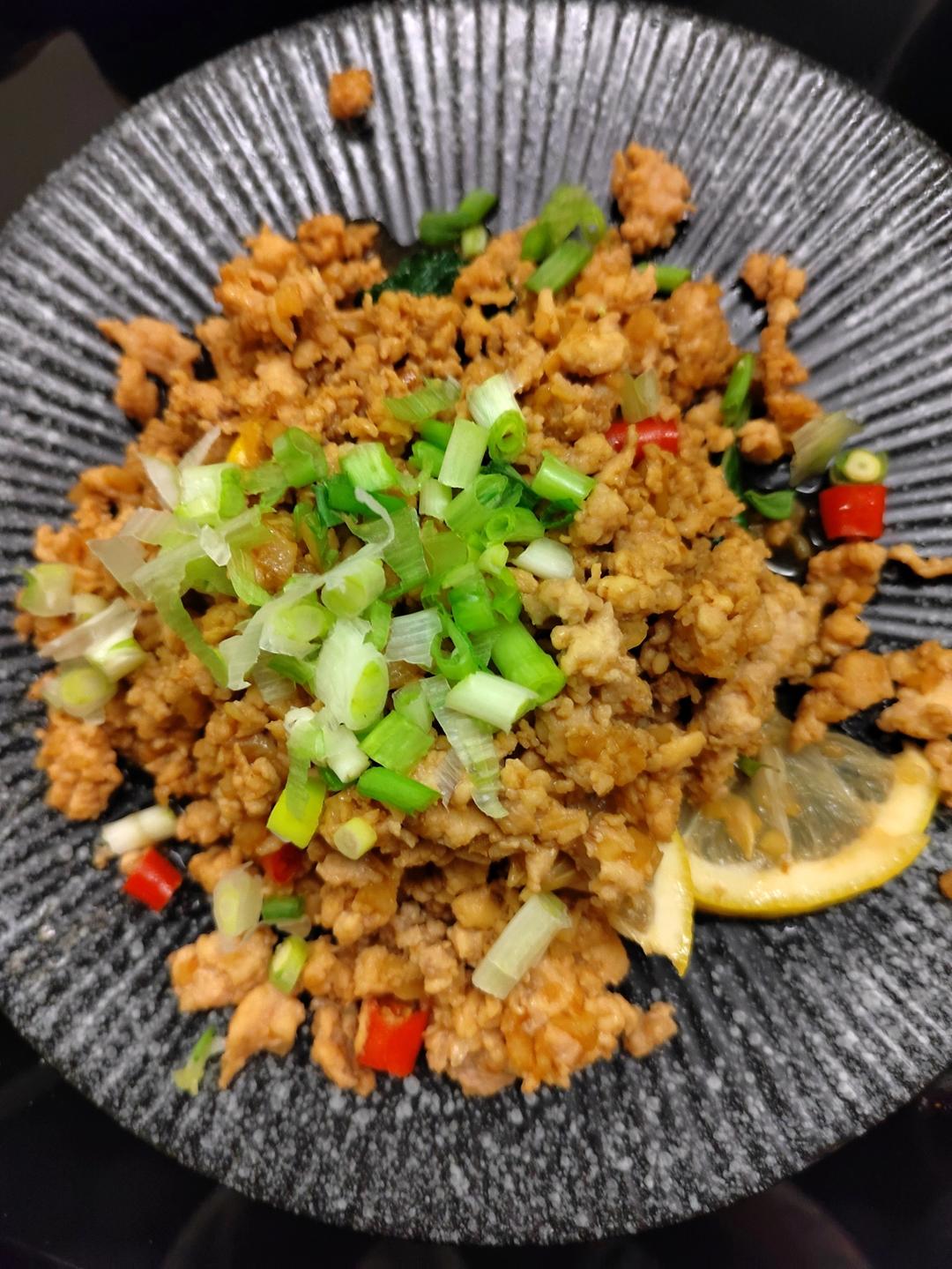 饭扫光—泰式金不换猪肉碎