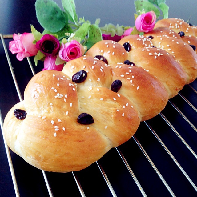 奔跑的双鱼做的传统哈拉面包