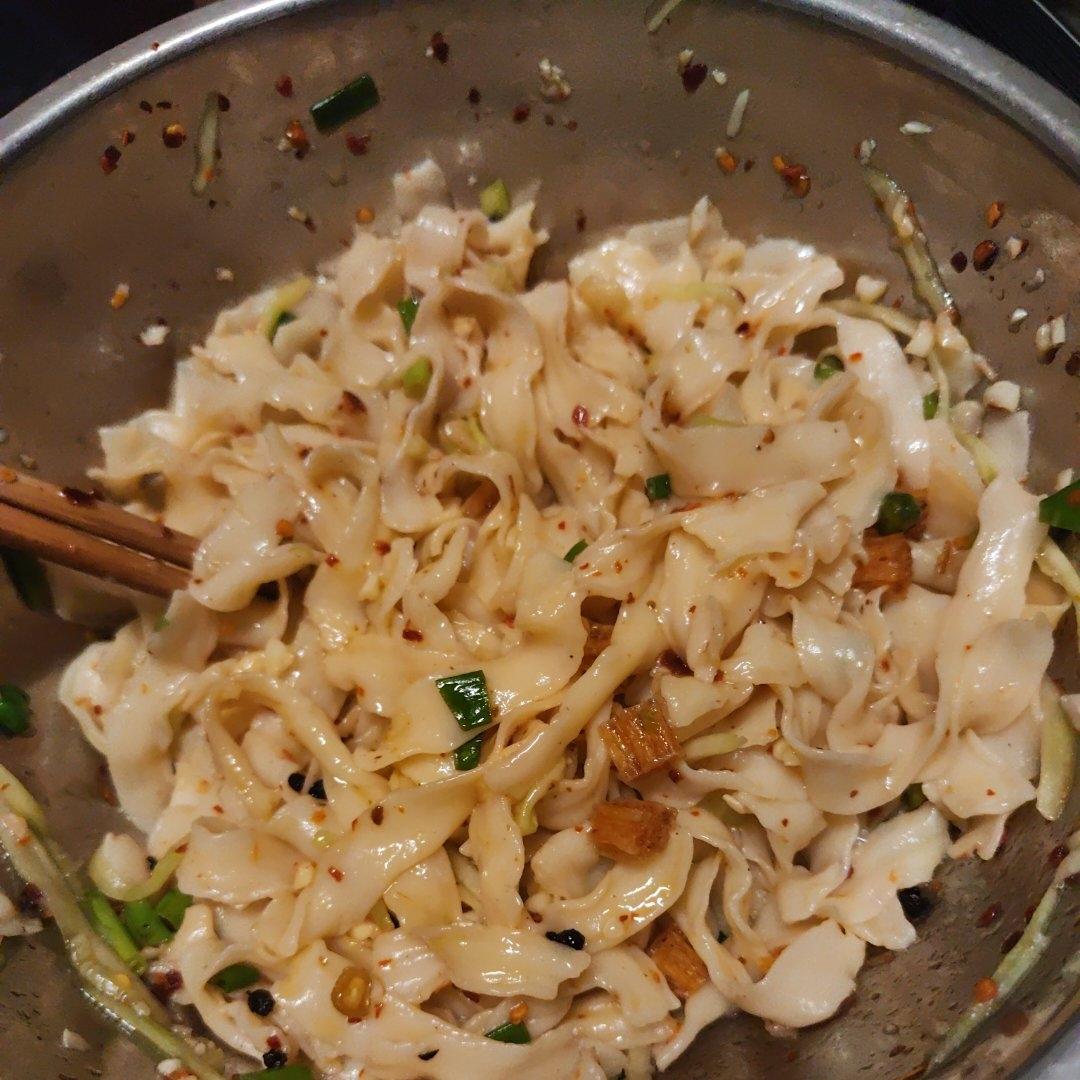 十分钟就能吃上的超简单油泼面