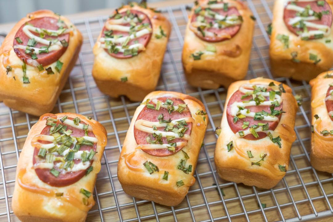 【香葱火腿肉松面包】又是超经典的一款包了！的做法