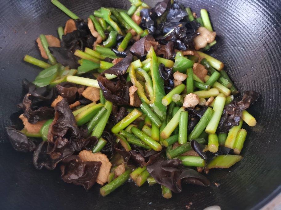蒜苔木耳炒肉丝