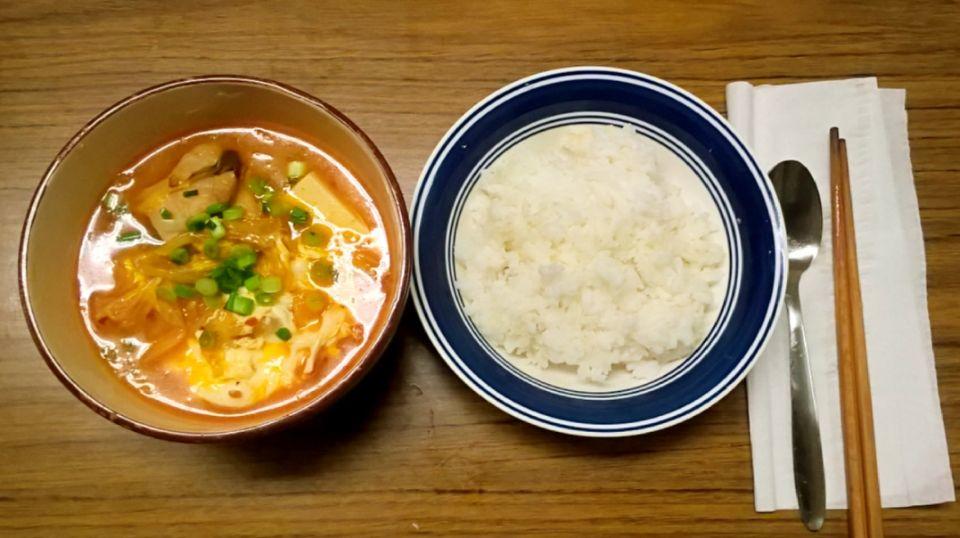 【独居厨房】经过韩国人检验的辣白菜五花肉汤 - 김치찌개的做法