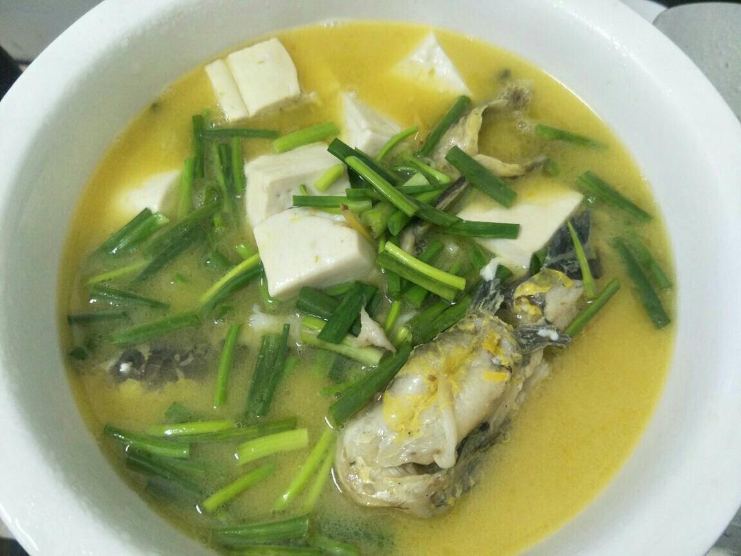 鲜浓黄骨鱼豆腐汤