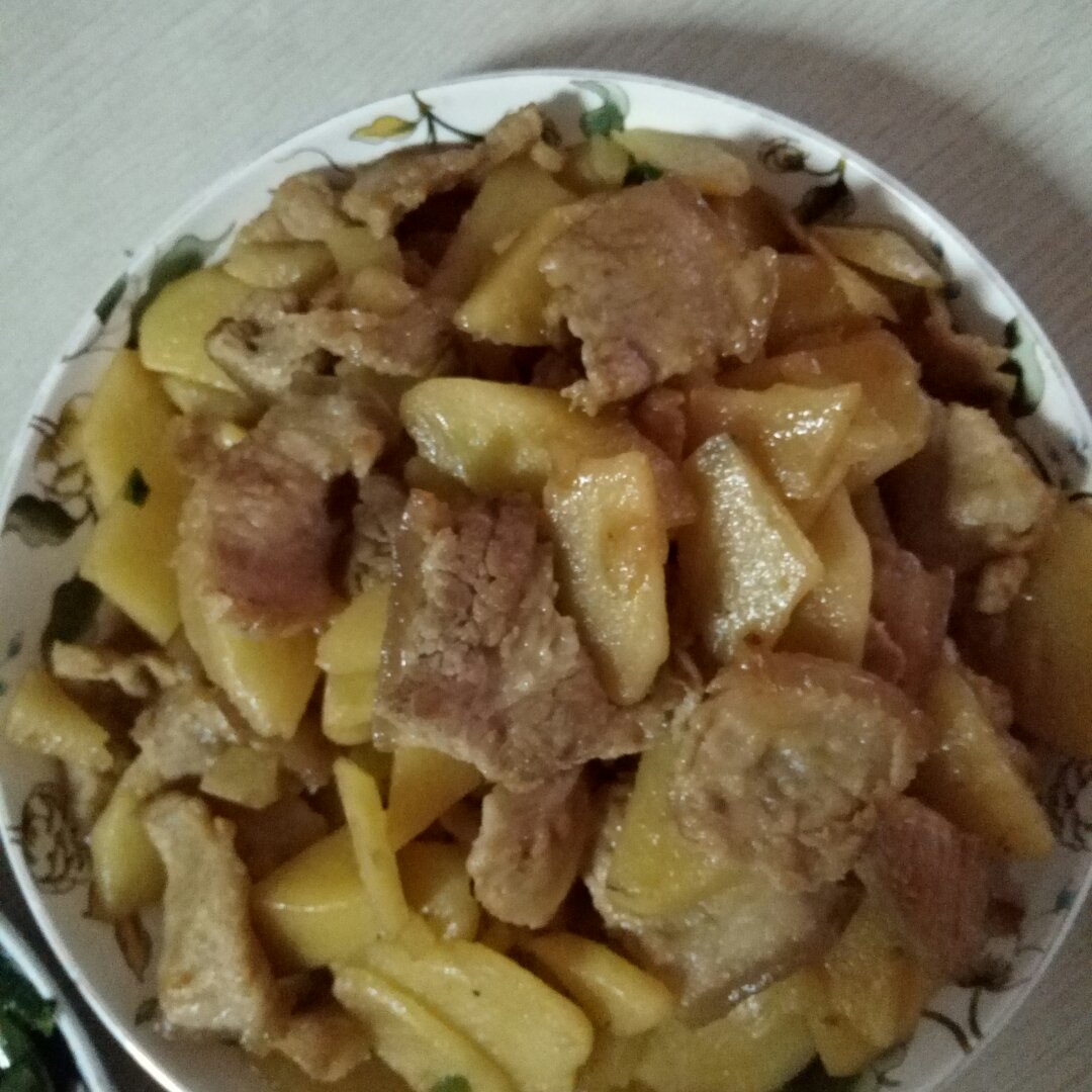五花肉炒小土豆片