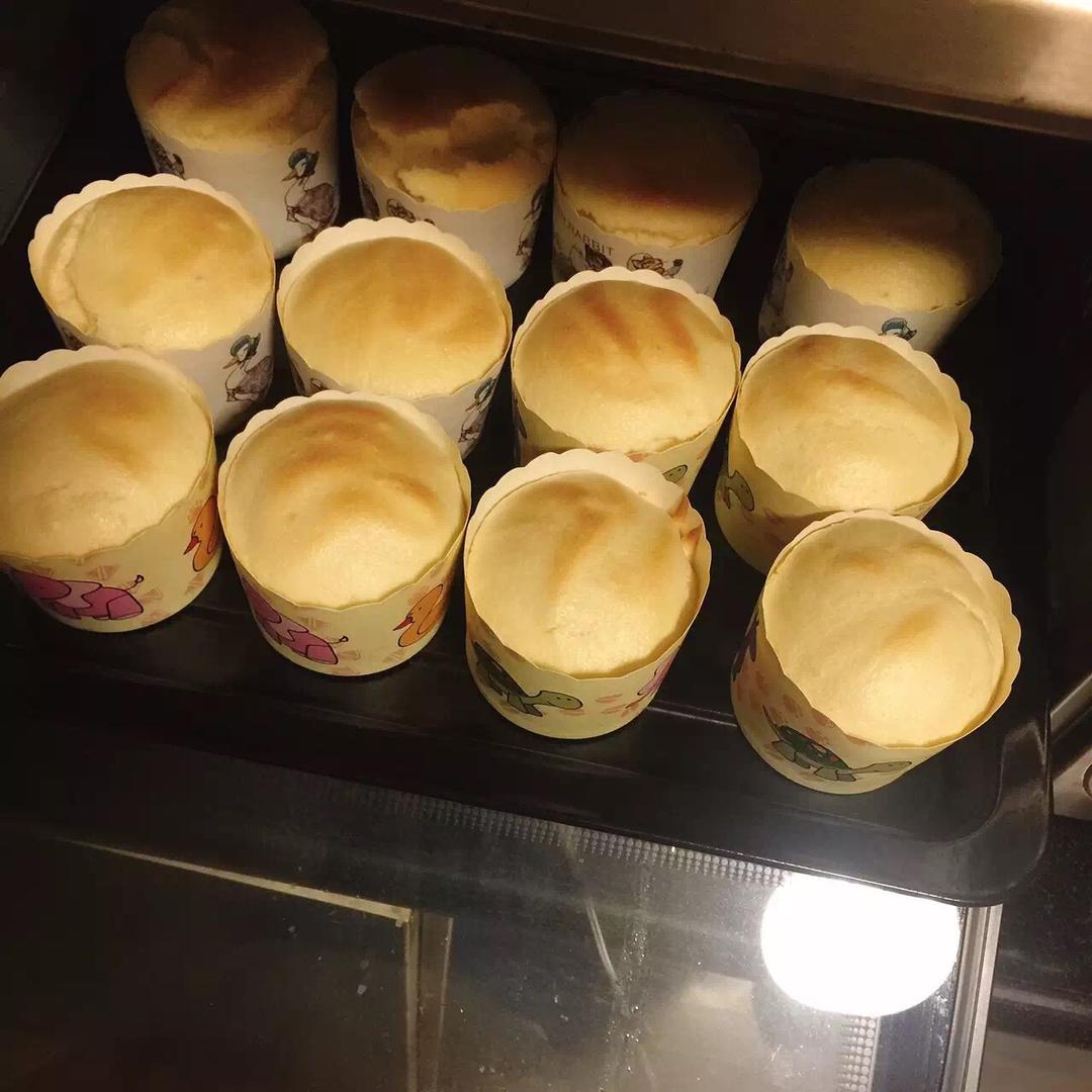 软绵绵戚风纸杯蛋糕