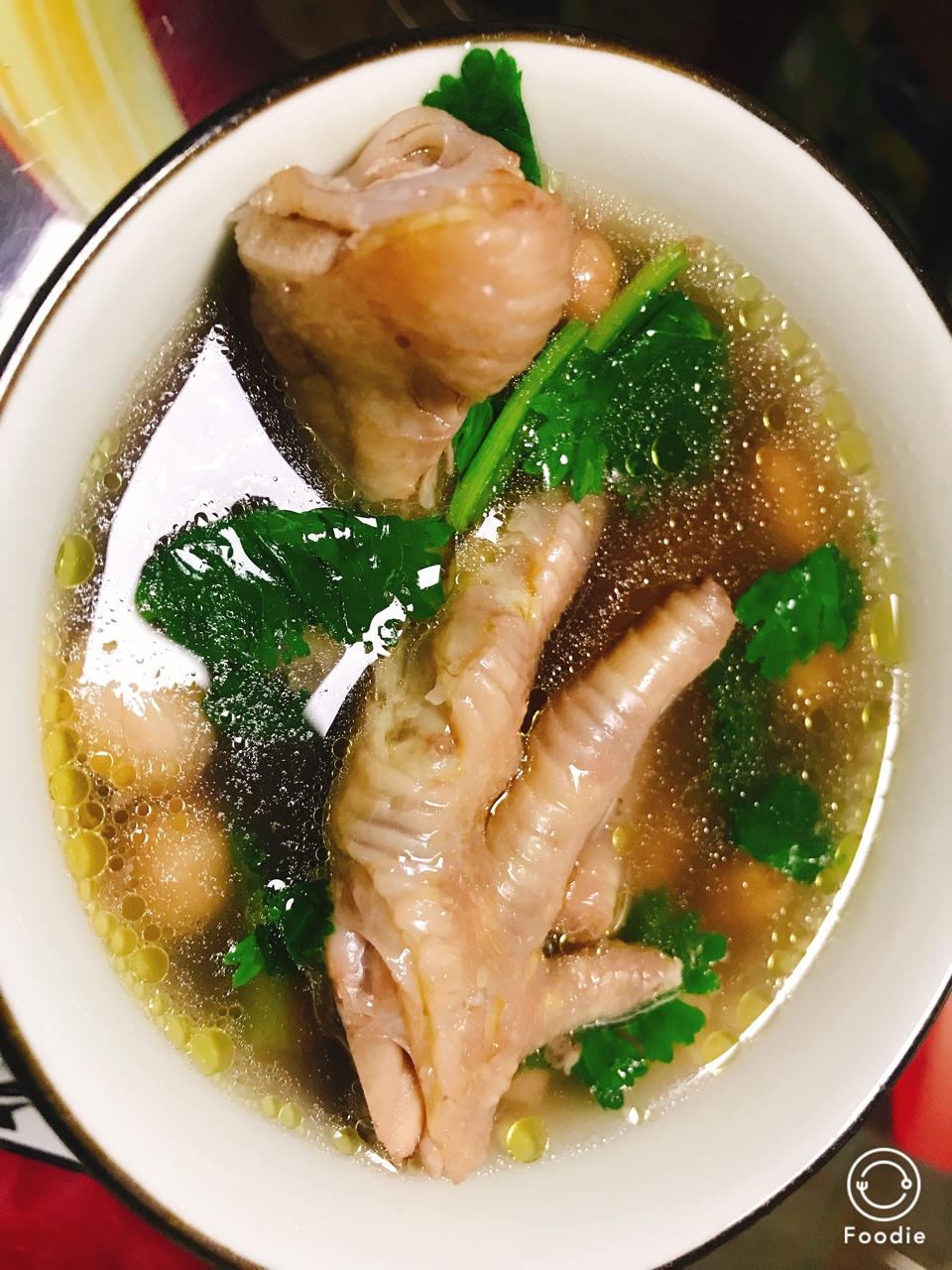 电炖锅）板栗花生鸡脚汤