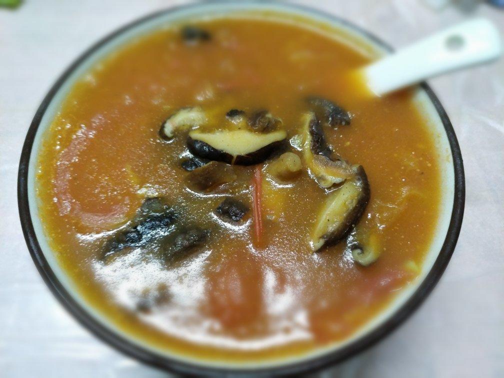 有肉感的蘑菇番茄汤