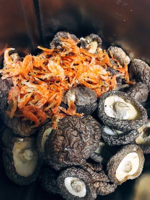 自制天然虾米香菇鲜味素的做法 步骤1