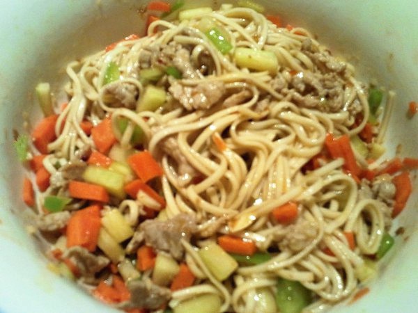 胡萝卜肉丝炒面