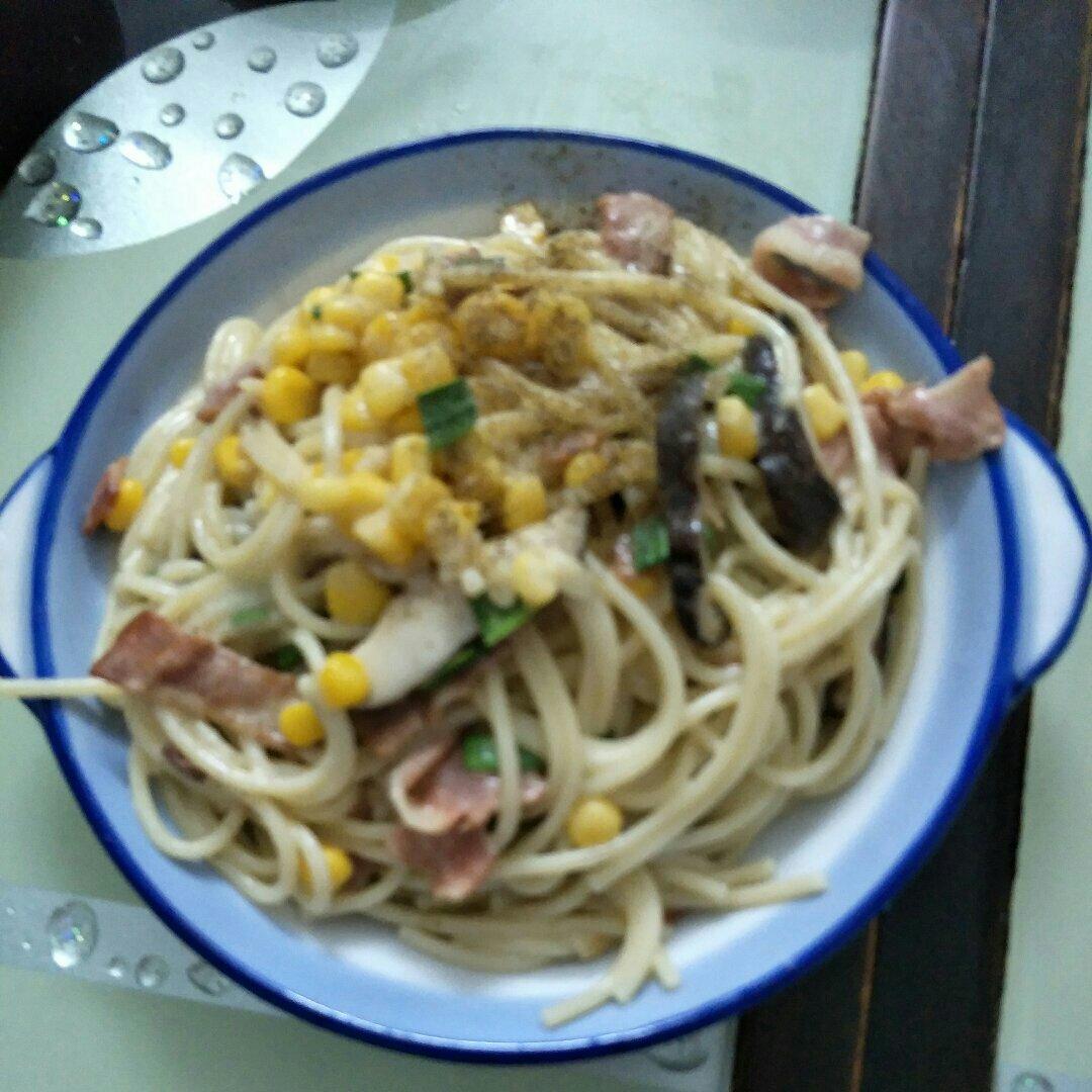 白蘑菇奶油培根意面