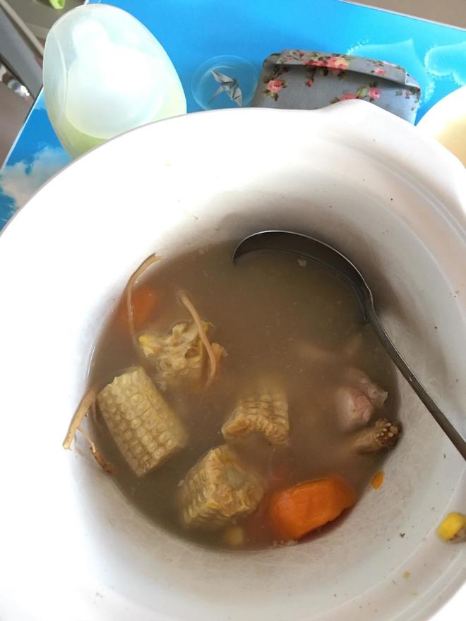 薏米党参玉米胡萝卜龙骨汤的做法