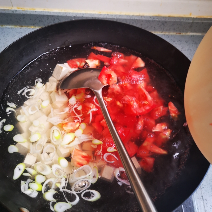 番茄鸡蛋菠菜汤的做法 步骤2