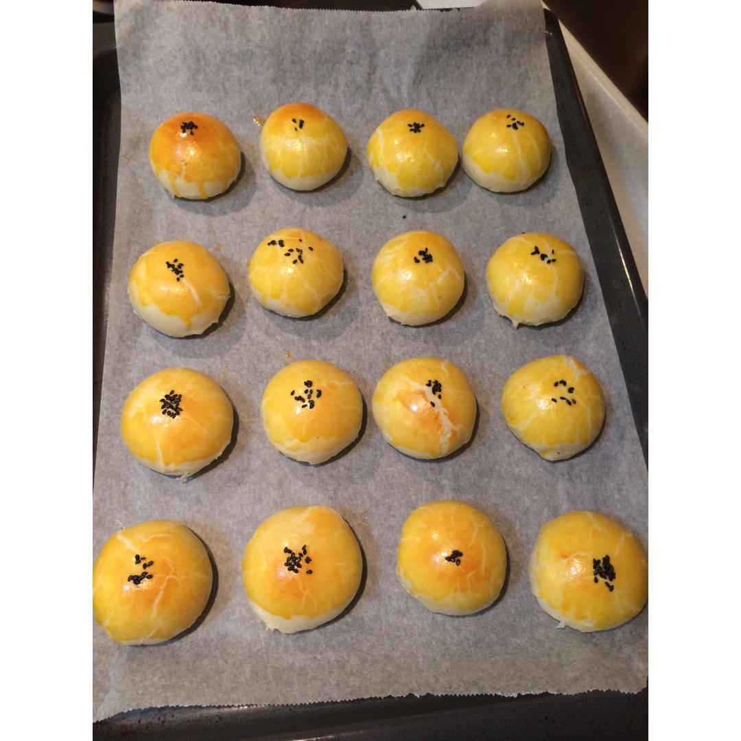 蛋黄酥 Danhuangsu