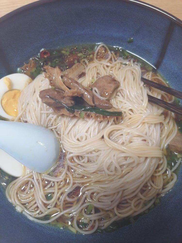 一碗清汤面 🍜 —— 秋日里的治愈系