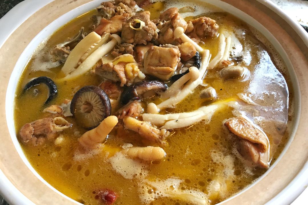 砂锅土鸡炖香菇的做法