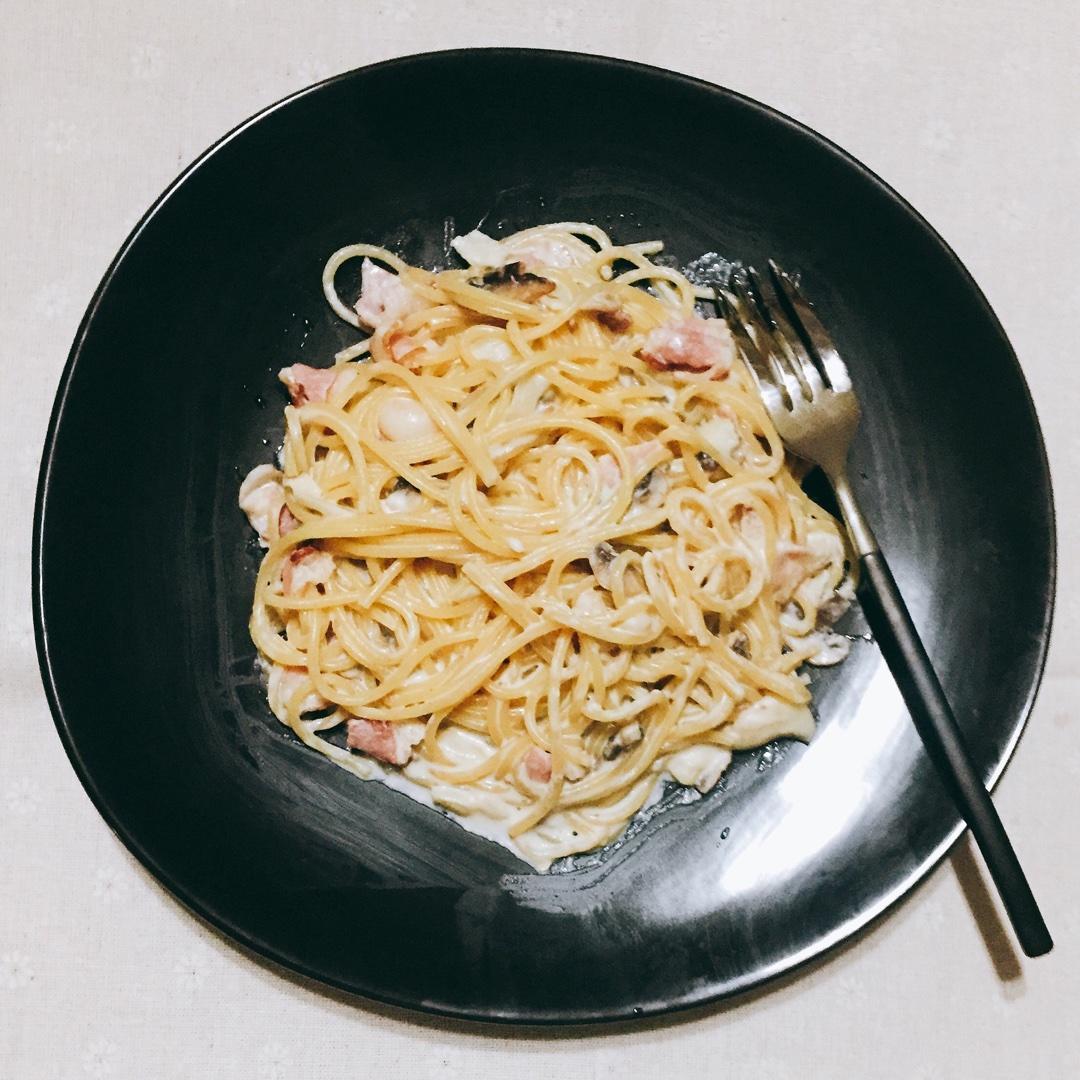 奶油培根蘑菇意面的做法