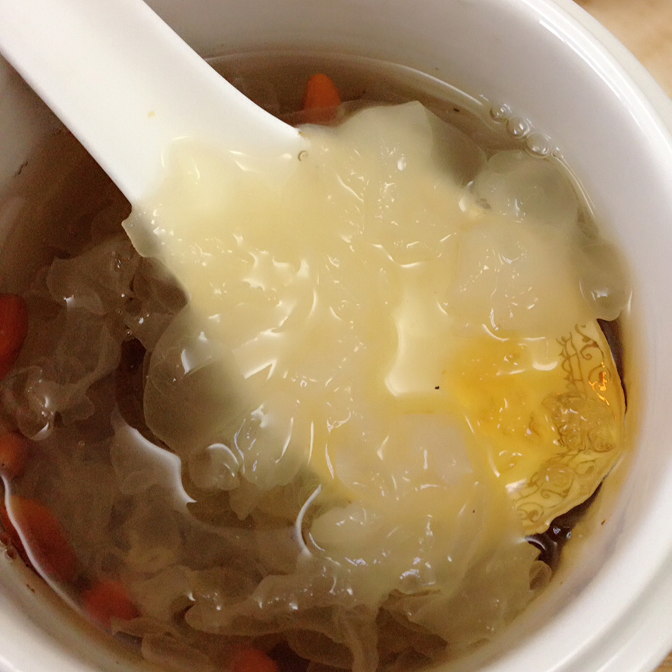 桃胶银耳红枣羹