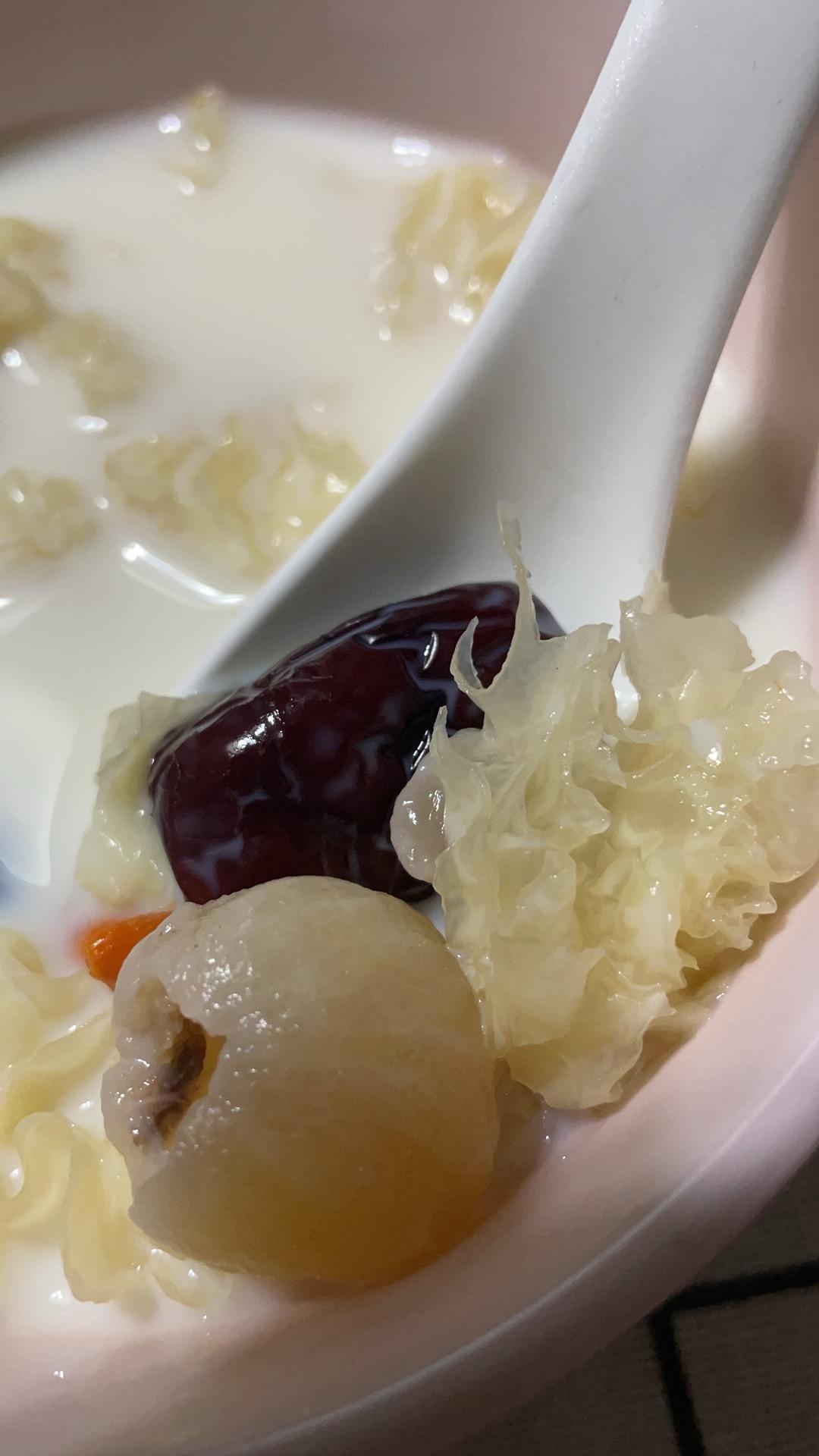 牛奶红枣银耳羹