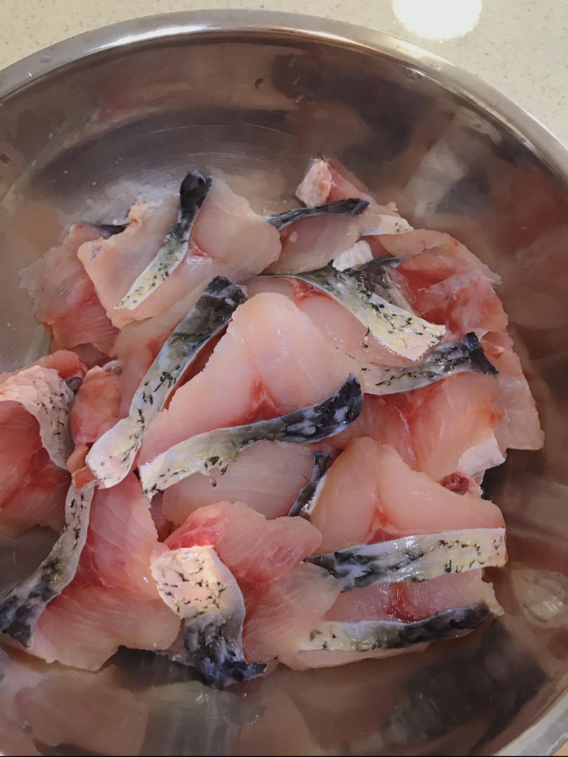 水煮鱼，虽然复杂但是做完了超有成就感！含腌鱼片技巧，酸菜鱼通用