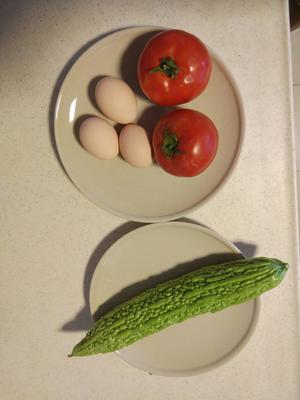 孕餐:西红柿炒蛋 凉拌苦瓜的做法 步骤1