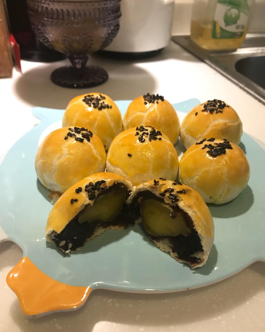 蛋黄酥 Danhuangsu