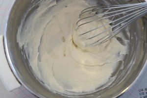 蛋糕卷新创意做法：樱桃切片奶油蛋糕卷的做法 步骤3